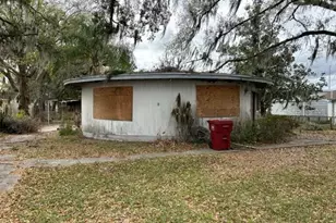 2303 N Gordon St, Plant City, FL 33563 - Photo 1