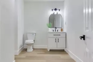 2753 Valencia Dr, Sarasota, FL 34239 - Photo 14