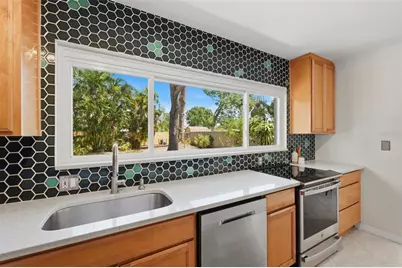 811 Bay Vista Boulevard S, Saint Petersburg, FL 33705 - Photo 10