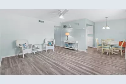 209 NE Lincoln Circle N #109, Saint Petersburg, FL 33702 - Photo 4