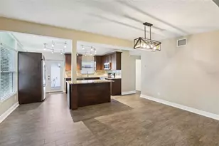 205 Southeast Jefferson Cir N, Saint Petersburg, FL 33703 - Photo 8