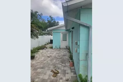 1834 New Hampshire Avenue NE, Saint Petersburg, FL 33703 - Photo 2