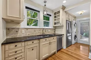 2318 Woodlawn Cir E, Saint Petersburg, FL 33704 - Photo 14