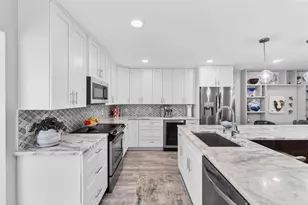 1065 Eden Isle Blvd NE, Saint Petersburg, FL 33704 - Photo 12