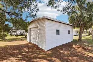 225 Southeast Jefferson Cir N, Saint Petersburg, FL 33703 - Photo 18
