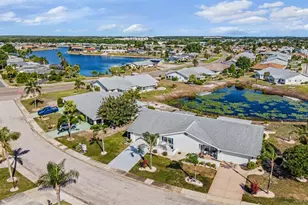 381 Club Mnr Dr, Sun City Center, FL 33573 - Photo 2