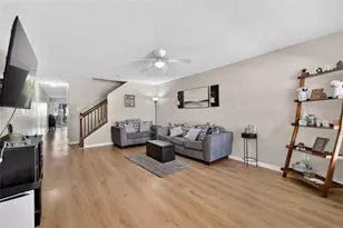 37604 Aaralyn Rd, Zephyrhills, FL 33542 - Photo 2