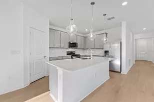 37834 Clinch Cir, Zephyrhills, FL 33540 - Photo 2