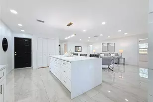 910 Alcazar Wy S, Saint Petersburg, FL 33705 - Photo 10