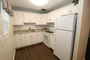 2202 Clubhouse Dr, Sun City Center, FL 33573 - Photo 10