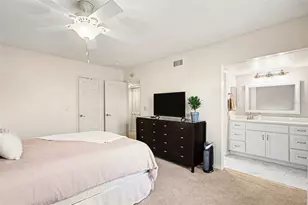 10346 Carrollwood Ln, Tampa, FL 33618 - Photo 14