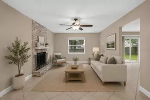 303 Sugar Creek Dr, Plant City, FL 33563 - Photo 2