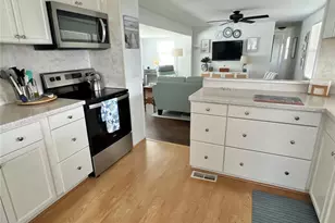 614 Mt Key Ave NE, Saint Petersburg, FL 33702 - Photo 2