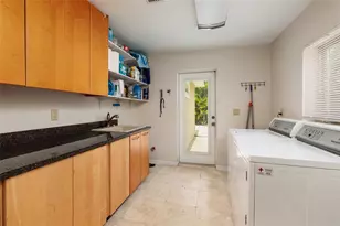 300 Brightwaters Blvd NE, Saint Petersburg, FL 33704 - Photo 16
