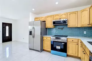 8639 May Cir, Tampa, FL 33614 - Photo 6
