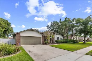 2315 Eagle Bluff Dr, Valrico, FL 33596 - Photo 2