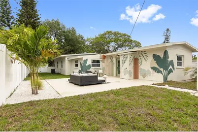 7042 Dartmouth Avenue N, Saint Petersburg, FL 33710 - Photo 2