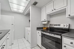 8806 Oak Cir, Tampa, FL 33615 - Photo 16