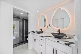 4306 Madeira Ct, Sarasota, FL 34233 - Photo 10