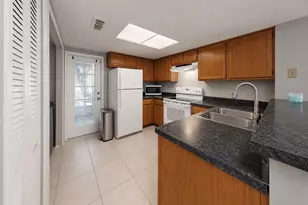 2316 Fletchers Point Cir, Tampa, FL 33613 - Photo 16