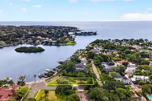 1956 Coffee Pot Blvd NE, Saint Petersburg, FL 33704 - Photo 1