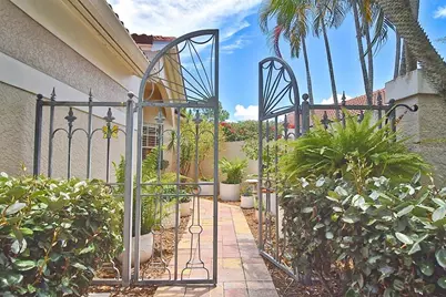 3890 Lyndhurst Court, Sarasota, FL 34235 - Photo 2