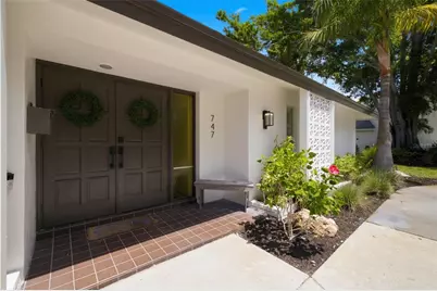 747 Sabal Court S, Saint Petersburg, FL 33705 - Photo 2