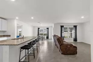 37207 Sharks Eye Ln, Zephyrhills, FL 33541 - Photo 12