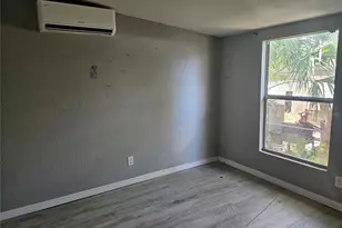 2220 20th St S, Saint Petersburg, FL 33712 - Photo 8