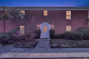 8542 10th St N, Saint Petersburg, FL 33702 - Photo 1