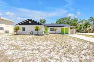 687 Jasmine Way S, Saint Petersburg, FL 33705 - Photo 1