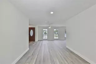 8410 Lava Pl, Tampa, FL 33615 - Photo 4