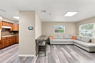 7815 Pine Hill Dr, Tampa, FL 33617 - Photo 4