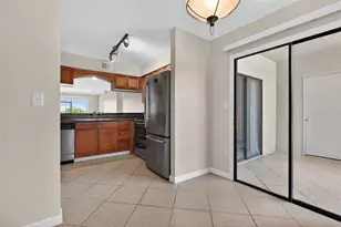 10125 Sailwinds Blvd N, Largo, FL 33773 - Photo 14