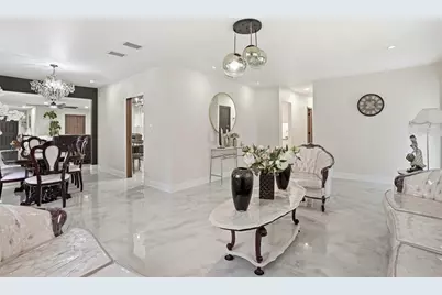 15040 Lake Magdalene Boulevard, Tampa, FL 33618 - Photo 18