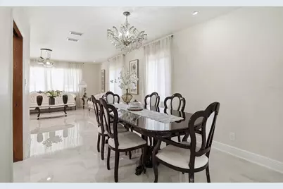 15040 Lake Magdalene Boulevard, Tampa, FL 33618 - Photo 20