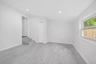5801 Magnolia St N, Saint Petersburg, FL 33703 - Photo 12