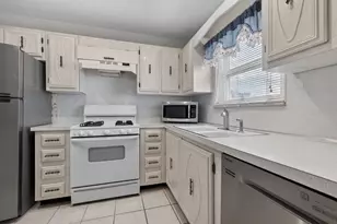 5357 81st St N, Saint Petersburg, FL 33709 - Photo 2