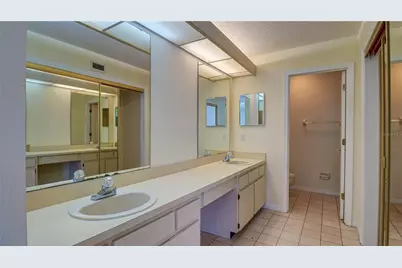 15206 W Pond Woods Drive, Tampa, FL 33618 - Photo 36