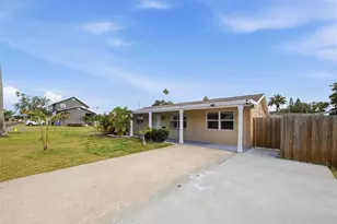 1565 Connecticut Ave NE, Saint Petersburg, FL 33703 - Photo 2
