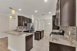 17433 New Cross Cir, Lithia, FL 33547 - Photo 4