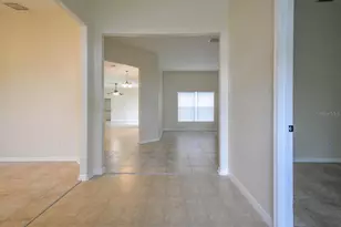 1607 Avondale Ridge Dr, Plant City, FL 33567 - Photo 2