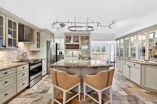 1065 Eden Isle Blvd NE, Saint Petersburg, FL 33704 - Photo 2
