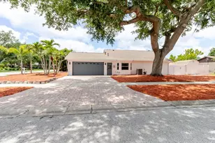 8949 106th Ave N, Seminole, FL 33777 - Photo 4
