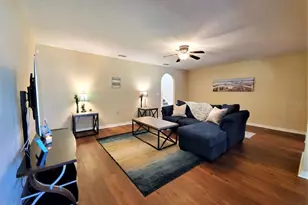 9870 Ashburn Lake Dr, Tampa, FL 33610 - Photo 2