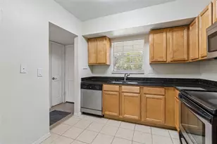 10344 Carrollwood Ln, Tampa, FL 33618 - Photo 6
