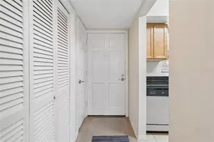 10344 Carrollwood Ln, Tampa, FL 33618 - Photo 8