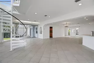 1832 Venetian Point Dr, Clearwater, FL 33755 - Photo 32