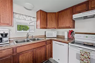 37250 Beverly Ave, Zephyrhills, FL 33542 - Photo 4