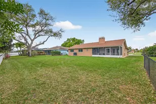 1700 Glen Lakes Blvd N, Saint Petersburg, FL 33702 - Photo 38
